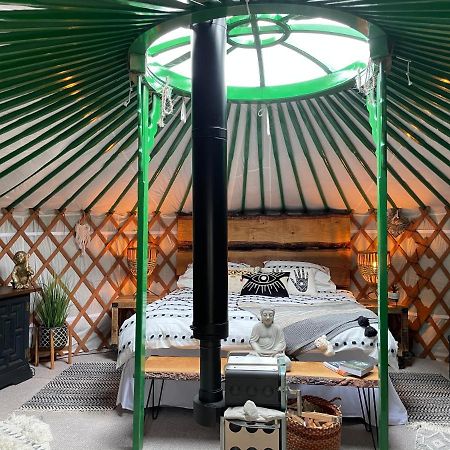 O Dan Y Coed Luxury Yurt With Hot Tub Hotel Chwilog Exterior photo